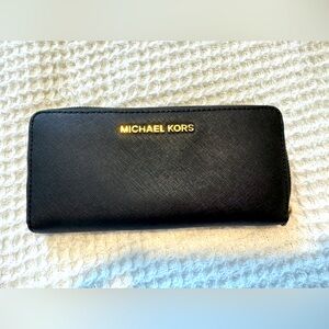 MICHAEL KORS Black Leather Zippered Wallet